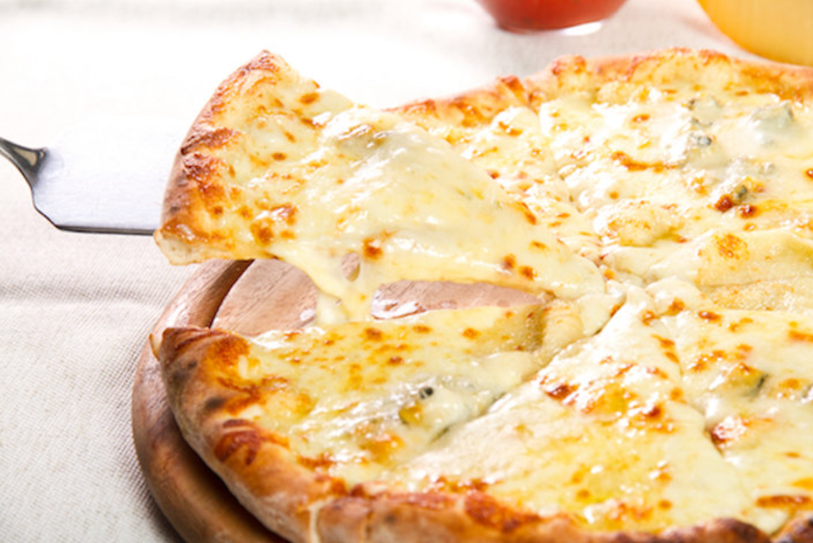 Pizza 3 quesos con muzzarella, queso azul y parmesano.