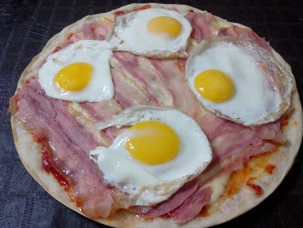 Pizza de panceta y huevo