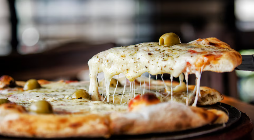 Imagen del carrusel 1, pizza servida en mesa