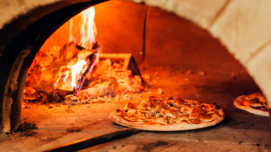 Imagen del carrusel 2, pizza recién salida del horno